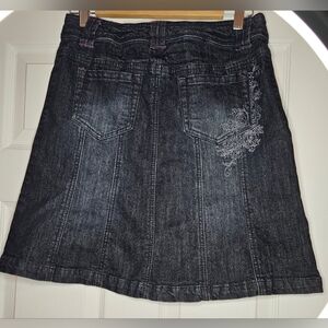 Cute Smart Set Dark Blue Washed Denim Midi Skirt with Embroidered Accent. Size 5